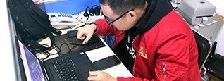 至元機房監控技術(shù)工程師為客戶(hù)現場(chǎng)調試